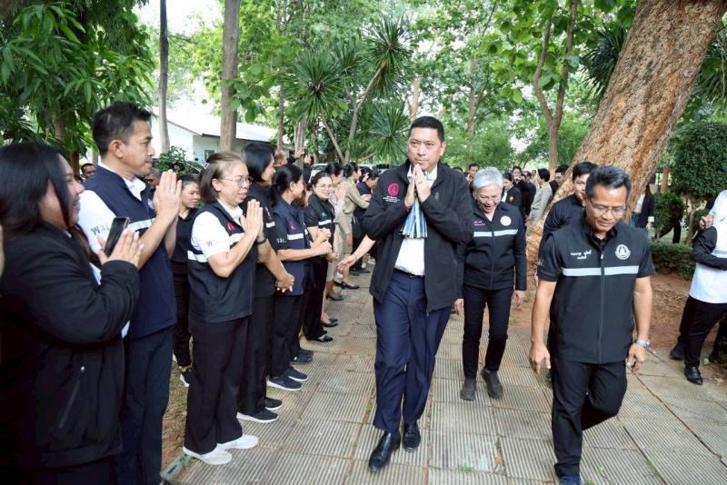 รมว.พม. ลงพื้นที่ต�