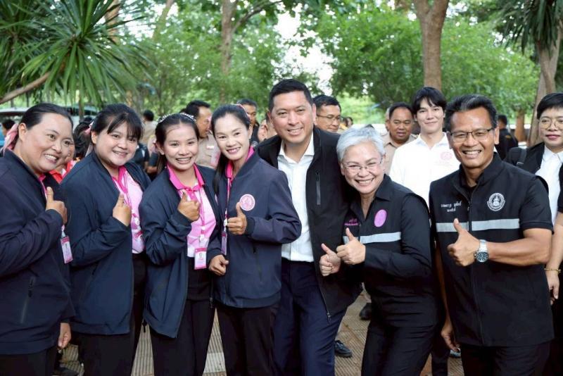 รมว.พม. ลงพื้นที่ต�