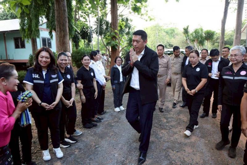 รมว.พม. ลงพื้นที่ต�