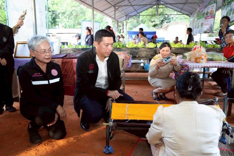 รมว.พม. ลงพื้นที่ต�