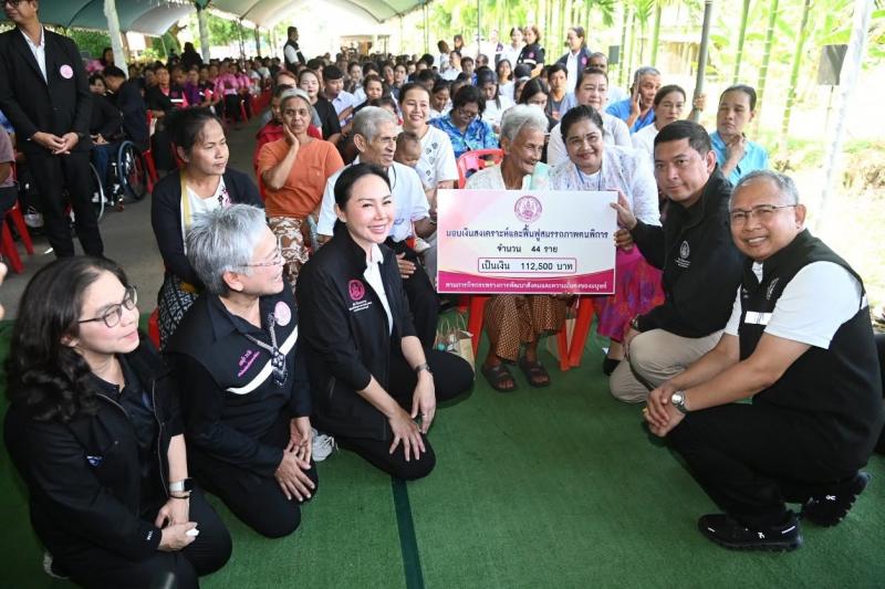 รมว.พม. ลงพื้นที่จ�