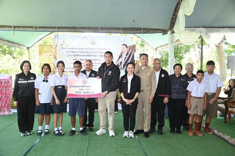 รมว.พม. ลงพื้นที่จ�