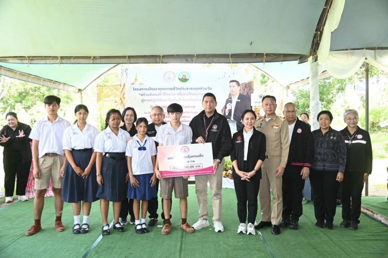 รมว.พม. ลงพื้นที่จ�