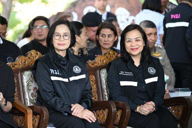 รมว.พม. ลงพื้นที่จ�