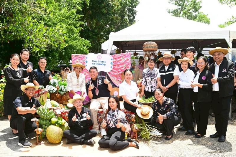 รมว.พม. ลงพื้นที่จ�