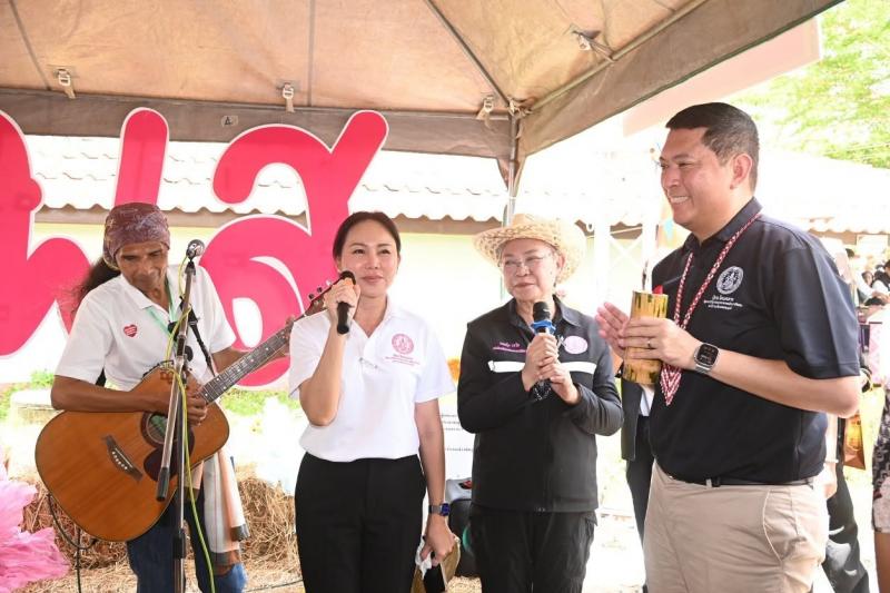 รมว.พม. ลงพื้นที่จ�