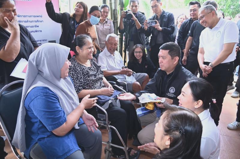 รมว.พม. ลงพื้นที่จ�
