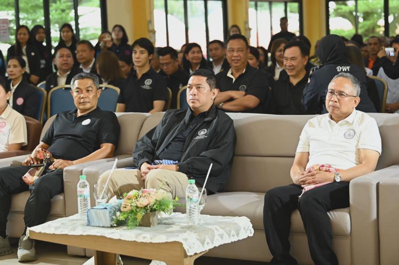 รมว.พม. ลงพื้นที่จ�