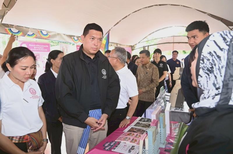 รมว.พม. ลงพื้นที่จ�