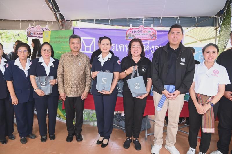 รมว.พม. ลงพื้นที่จ�