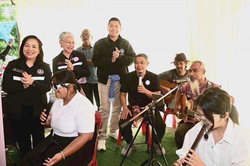 รมว.พม. ลงพื้นที่จ�