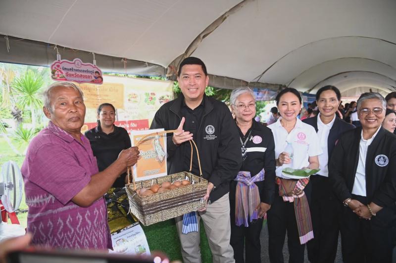 รมว.พม. ลงพื้นที่จ�