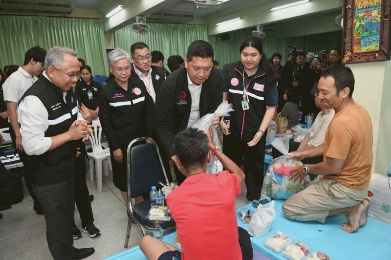 รมว.พม. ลงพื้นที่เ�