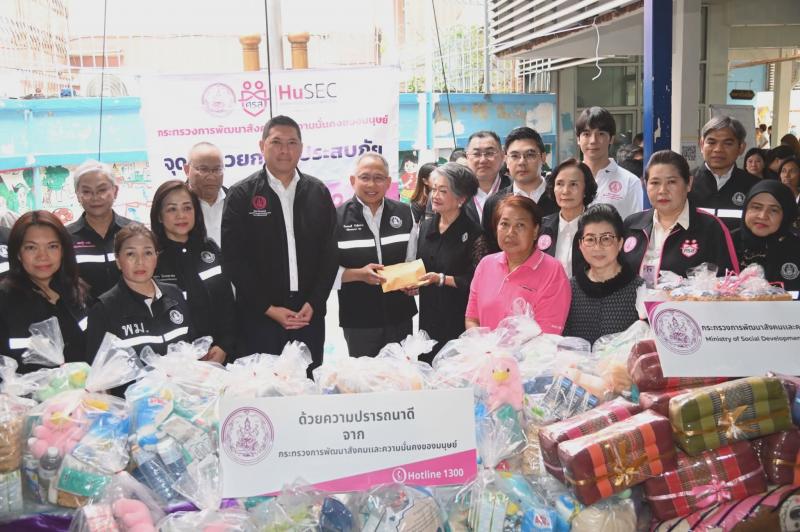 รมว.พม. ลงพื้นที่เ�