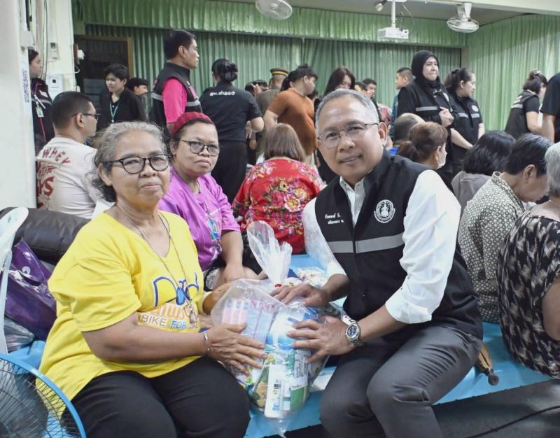 รมว.พม. ลงพื้นที่เ�