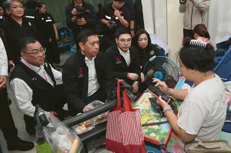 รมว.พม. ลงพื้นที่เ�