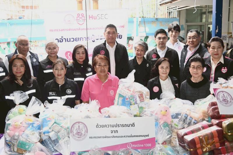 รมว.พม. ลงพื้นที่เ�