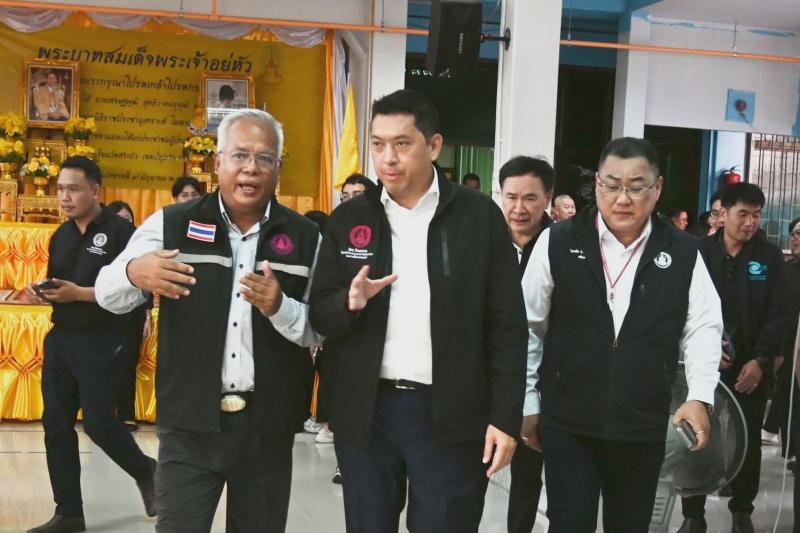 รมว.พม. ลงพื้นที่เ�