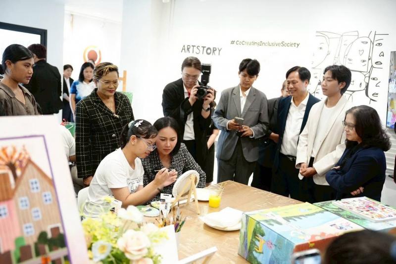 นางสาวชนก จันทาทอ�