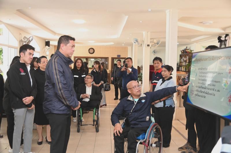 รมว.พม. ลงพื้นที่จ�