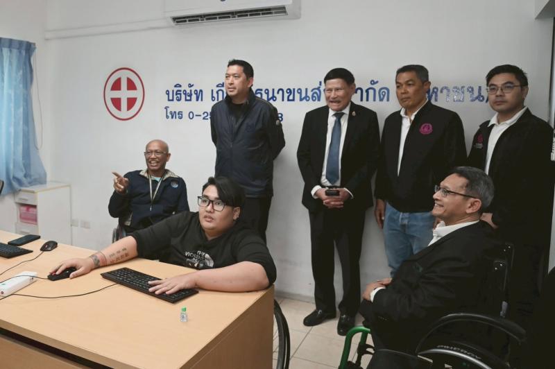 รมว.พม. ลงพื้นที่จ�