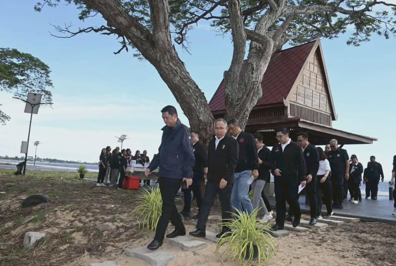 รมว.พม. ลงพื้นที่จ�