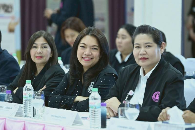 รมว.พม. ลงพื้นที่จ�