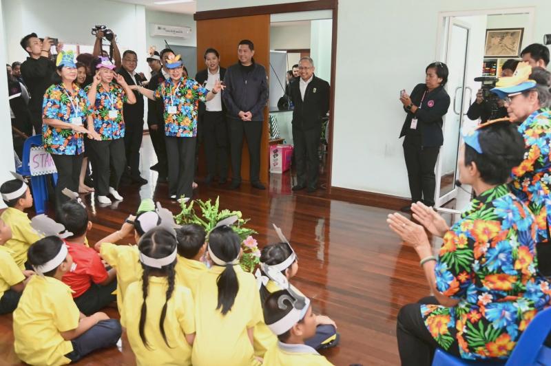 รมว.พม. ลงพื้นที่จ�