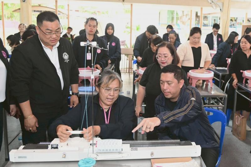 รมว.พม. ลงพื้นที่จ�