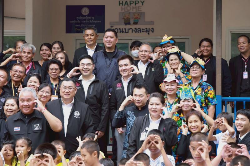 รมว.พม. ลงพื้นที่จ�