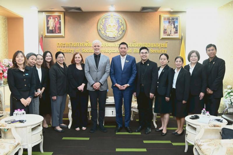 รมว.พม. ให้การต้อน�