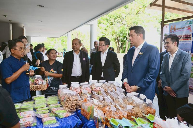 รมว.พม. ลงพื้นที่ต�