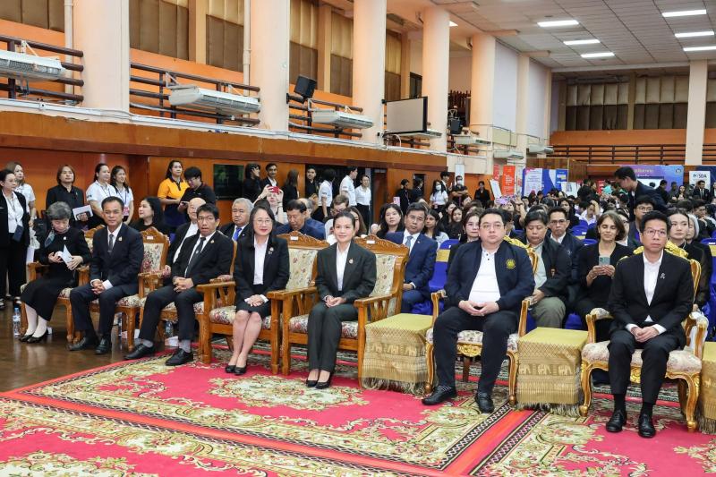 นางสาวนภาพร เมฆาผ�