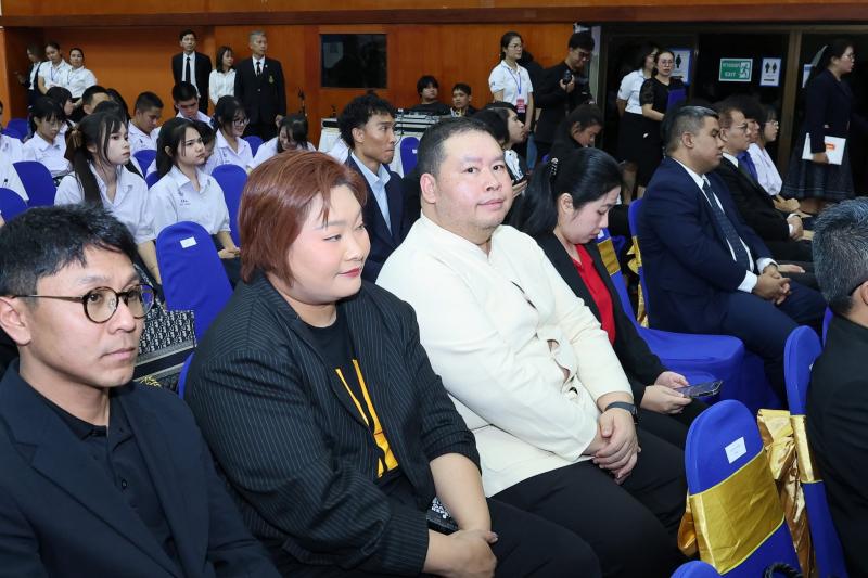 นางสาวนภาพร เมฆาผ�