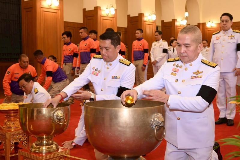 รมว.พม. ร่วมถวายน้�