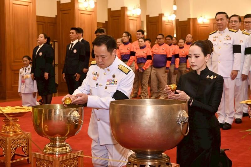 รมว.พม. ร่วมถวายน้�