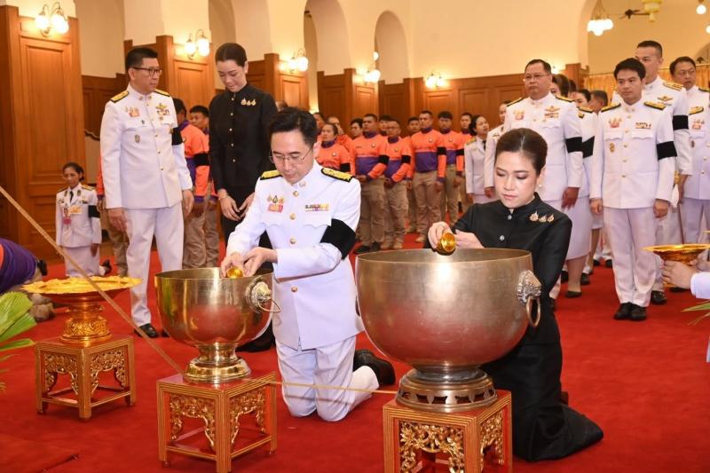 รมว.พม. ร่วมถวายน้�