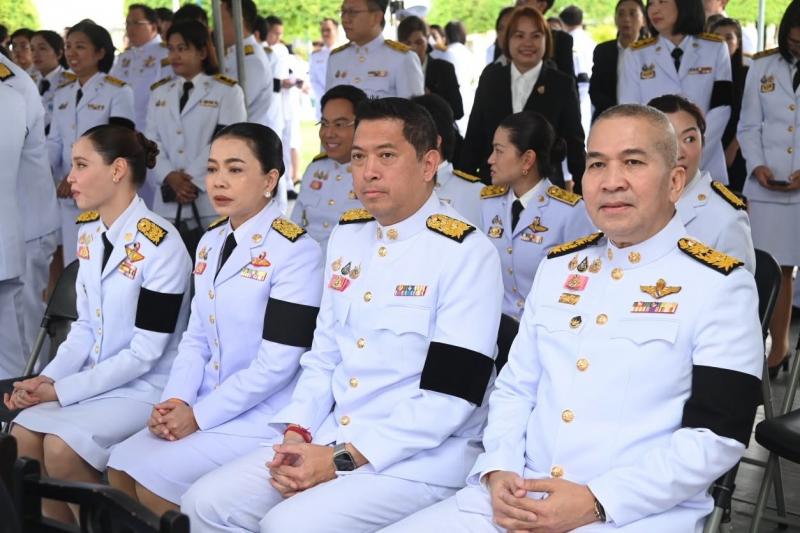 รมว.พม. ร่วมถวายน้�