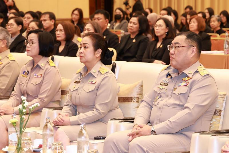 ปลัด พม. เป็นประธา�