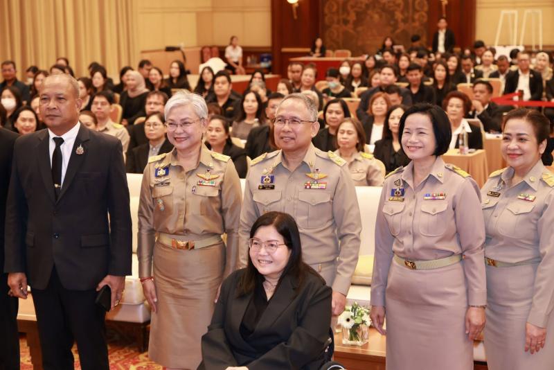 ปลัด พม. เป็นประธา�