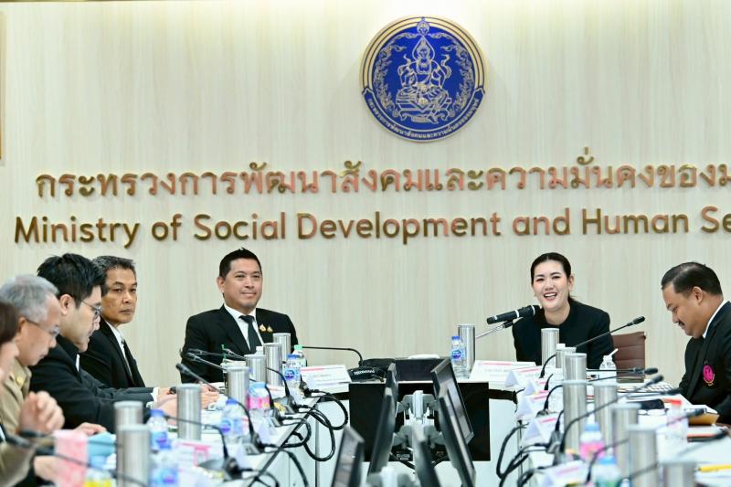 รมว.พม. ประชุมหารื�