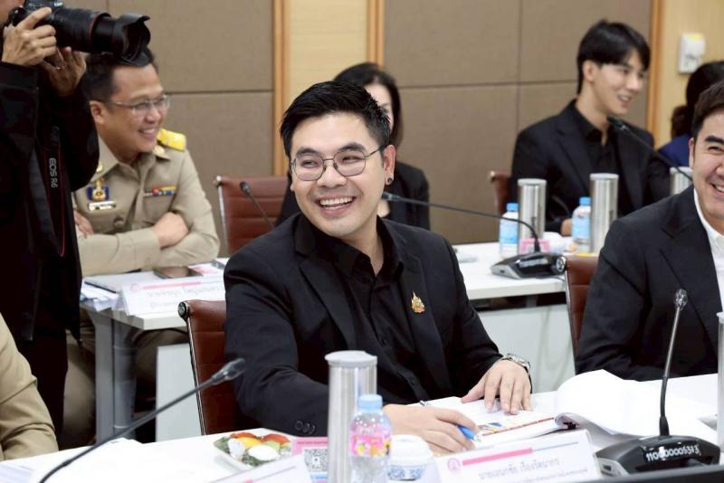 รมว.พม. ประชุมหารื�