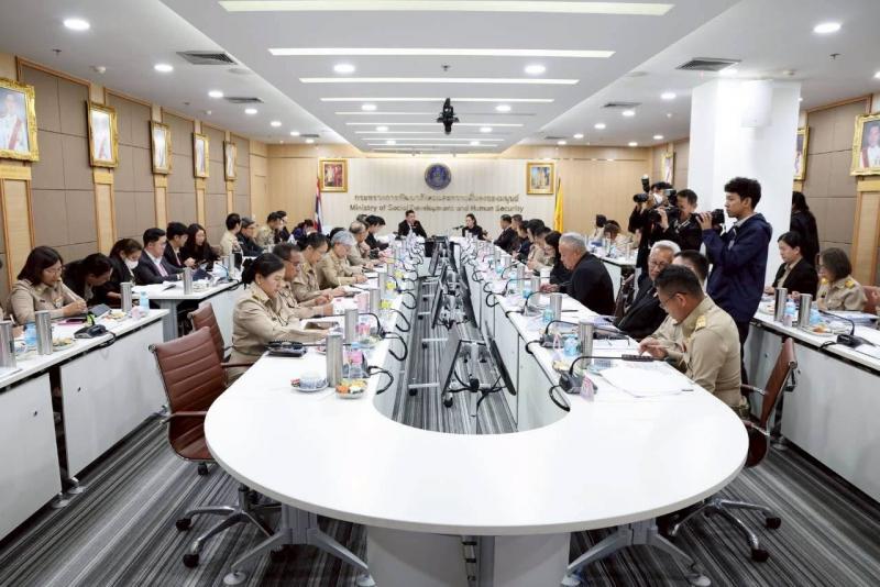 รมว.พม. ประชุมหารื�