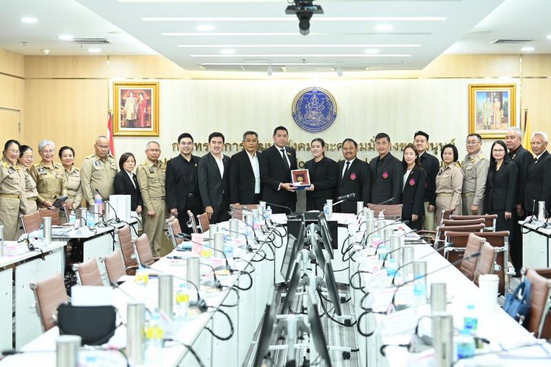 รมว.พม. ประชุมหารื�