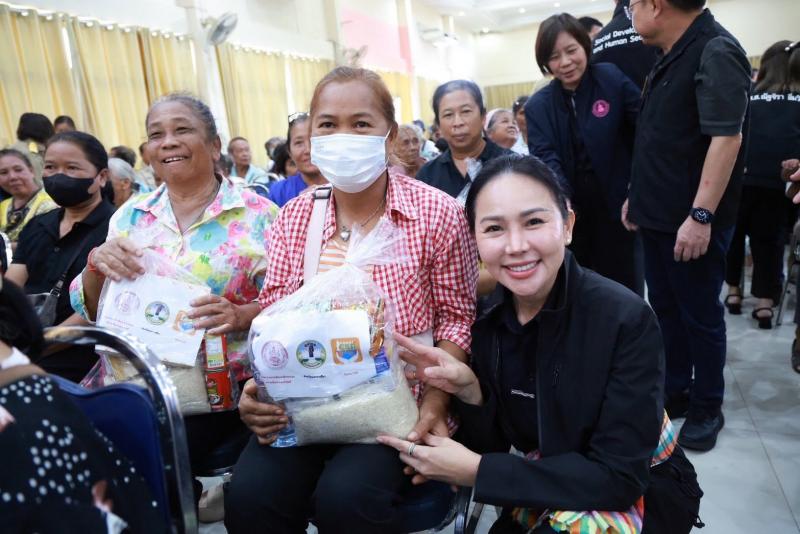 นางสาวชนก จันทาทอ�