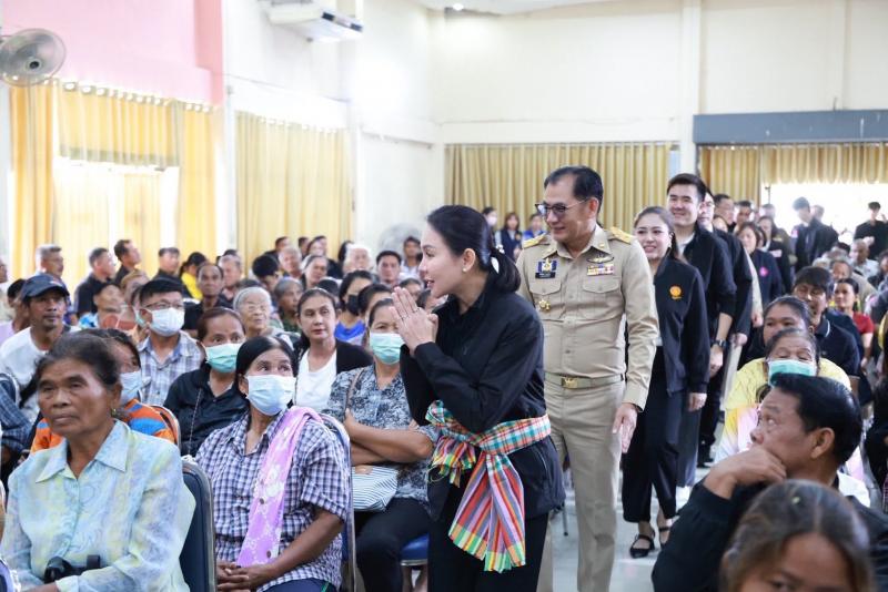 นางสาวชนก จันทาทอ�