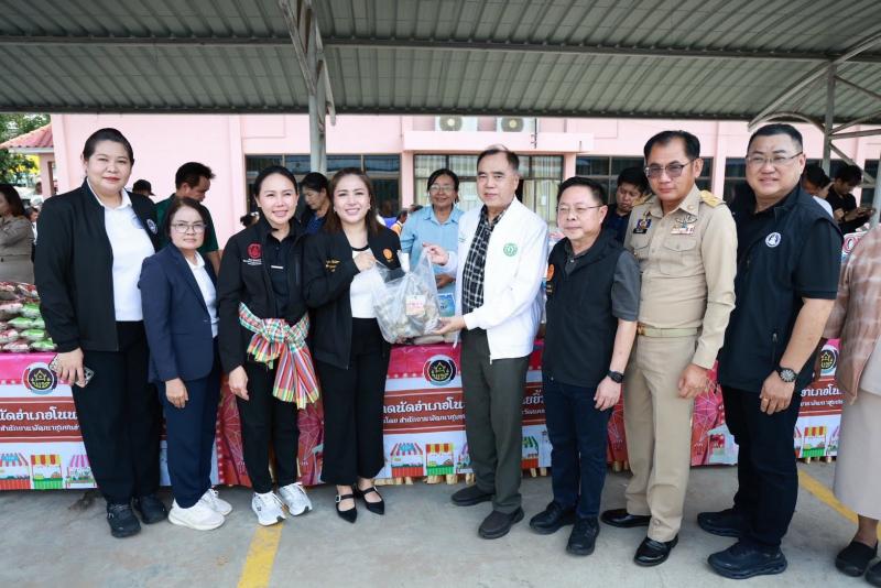 นางสาวชนก จันทาทอ�