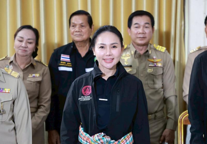 นางสาวชนก จันทาทอ�