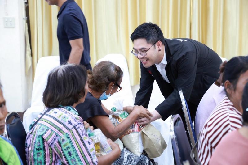 นางสาวชนก จันทาทอ�