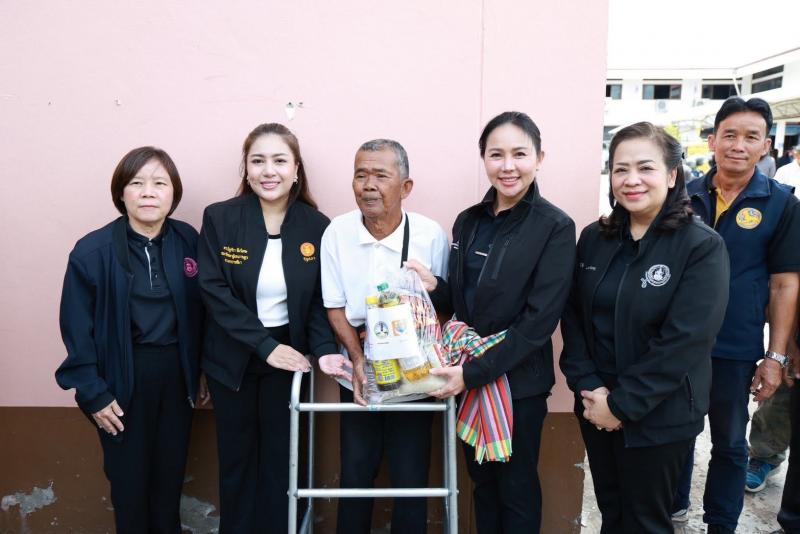 นางสาวชนก จันทาทอ�